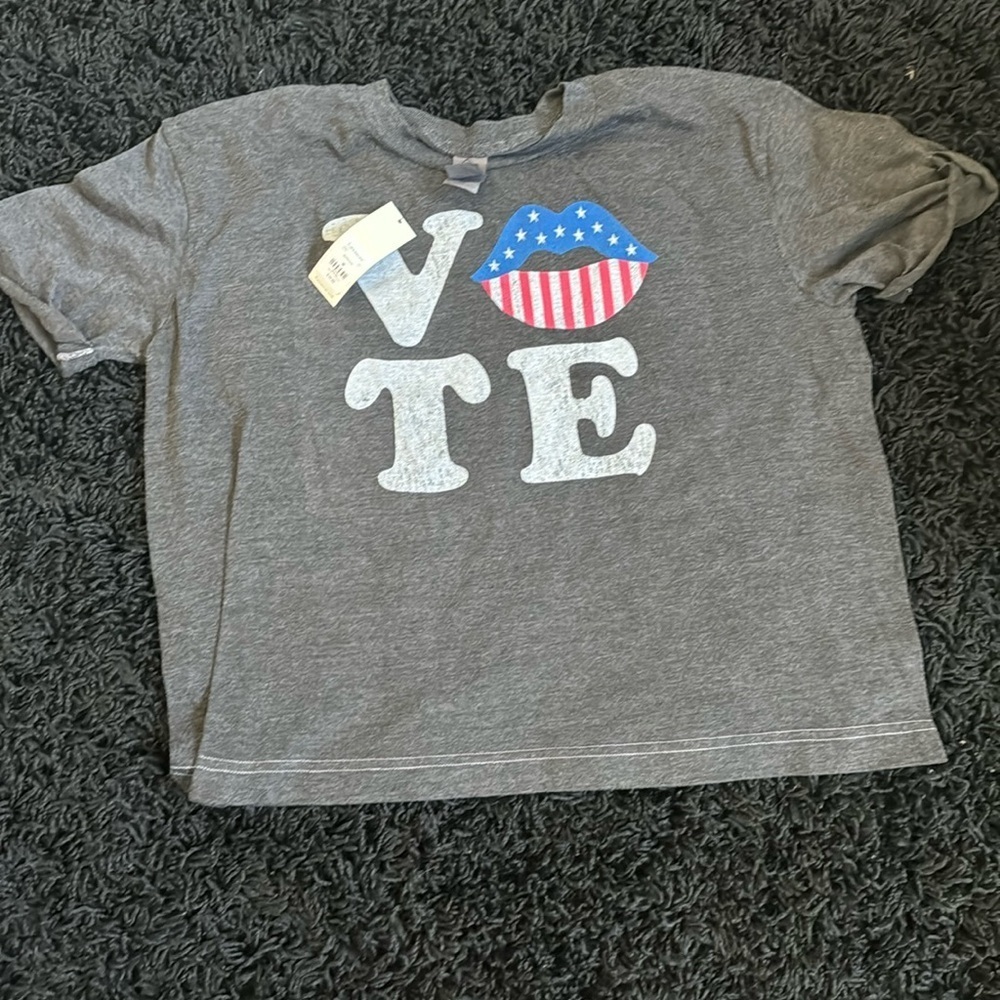 NWT🍍FRANCESCA’S VOTE CROP TOP🍍SZ M🍍pit to pit 20”🍍length 20”🍍I-1